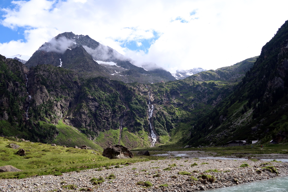 Wer sucht der findet die Sulzenauhütte am Rand des Gletscherbeckens.
