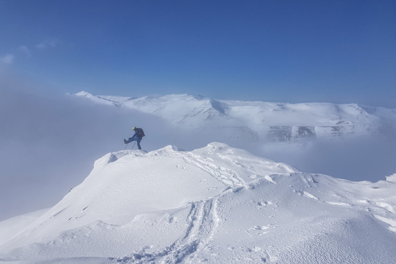 Auf dem Gipfelrücken der Rauðhyrna. Gut sind die Wolken auf der Ostseite (links) zu erkennen.