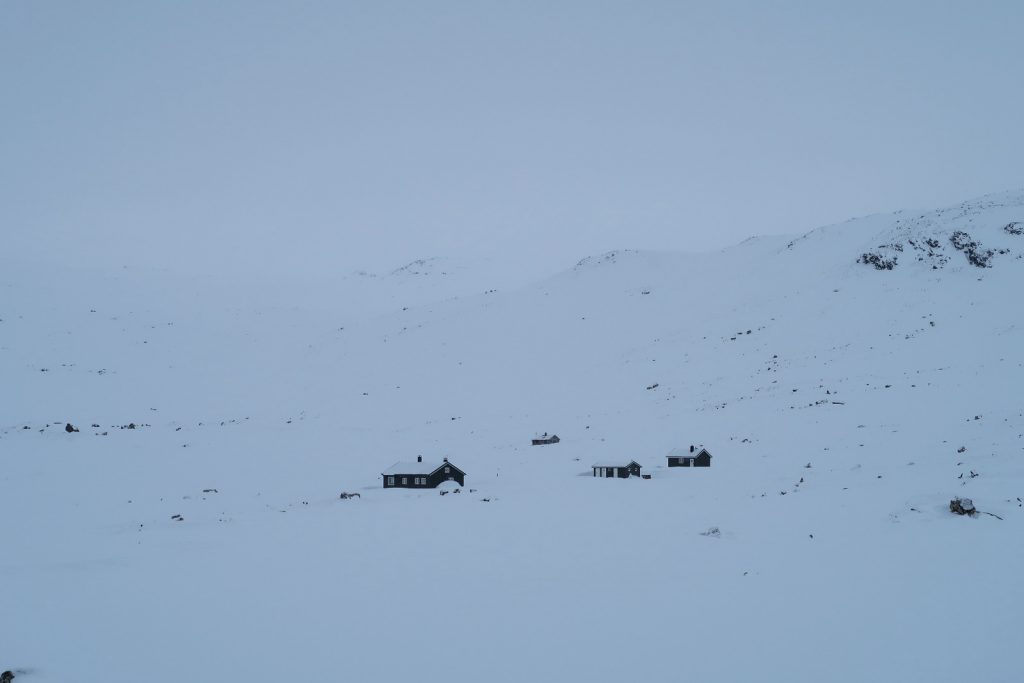 Die Hütte Hellevassbu kommt in Sicht