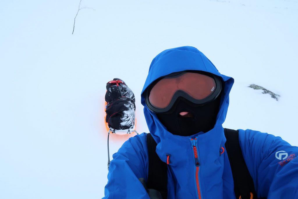 Bei dem starken Wind ist voller Gesichtsschutz angesagt