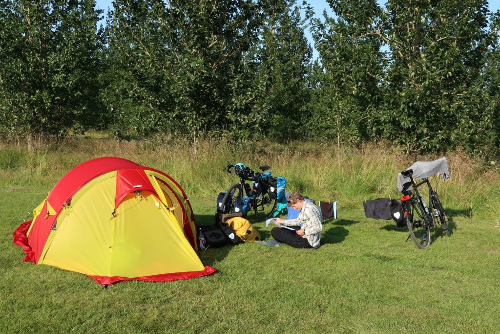 Simone beim Kartenstudium in unserem Camp in Úthlíð