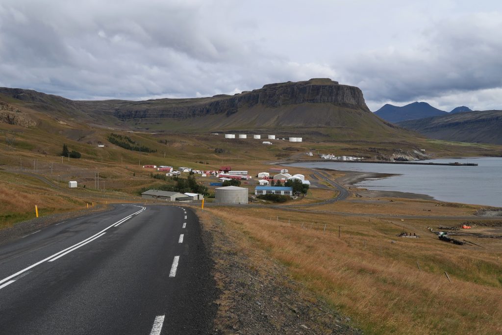 Blick zurück zu den Resten aus der bewegten jungen Geschichte des Hvalfjörður